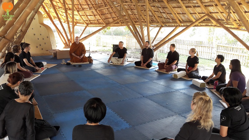 Trường học Panyaden Thái Lan thiết kế bằng đất và tre dạy giáo lý Phật giáo
